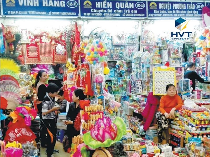 Lấy hàng từ chợ đầu mối về mở shop đồ chơi trẻ em.