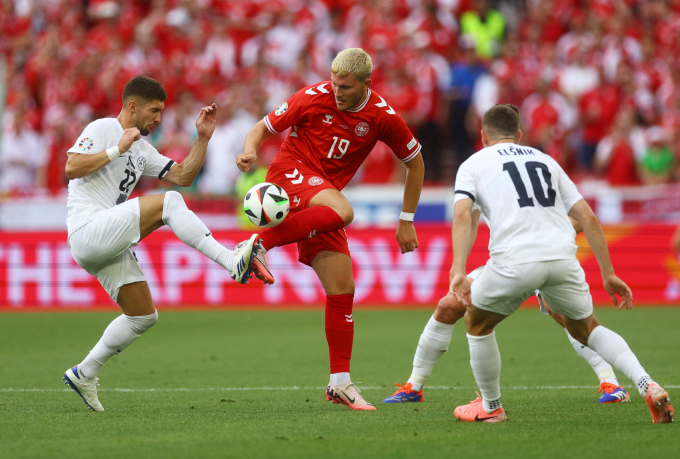 Jonas Wind (áo đỏ) tranh bóng trong trận Đan Mạch 1-1 Slovenia hôm 16/6 ở vòng bảng Euro 2024. Ảnh: Reuters