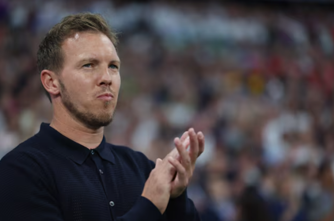 HLV Nagelsmann vỗ tay chào khán giả trước trận Đức - Thụy Sĩ ở vòng bảng Euro 2024 trên sân Frankfurt, Đức ngày 23/6. Ảnh: Reuters.