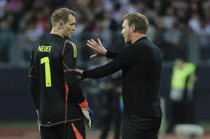 Nagelsmann chỉ đạo Neuer trong trận hòa Ukraine hôm 4/6. Ảnh: AFP