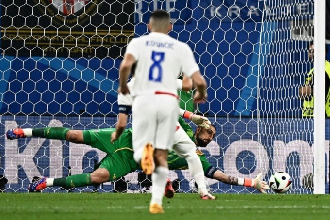 Donnarumma hóa giải một tình huống dứt điểm của cầu thủ Croatia, trong trận hòa 1-1 tại lượt cuối vòng bảng Euro 2024. Ảnh: AFP.