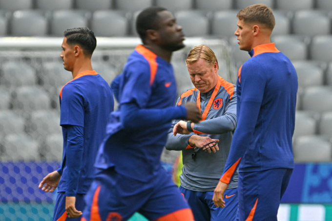 HLV Ronald Koeman (giữa) trong buổi tập của tuyển Hà Lan trên sân Allianz, Munich ngày 1/7, chuẩn bị cho trận đấu Romania ở vòng 1/8 Euro 2024. Ảnh: AFP