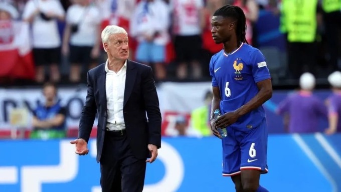 Deschamps trách mắng Camavinga trong trận Pháp hòa Ba Lan ở lượt cuối bảng D Euro 2024. Ảnh: DR