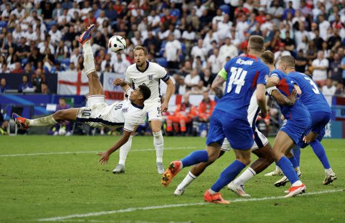 Jude Bellingham tung người móc bóng gỡ hòa 1-1 cho Anh trong trận thắng Slovakia 2-1 ở vòng 1/8 Euro 2024. Ảnh: Reuters