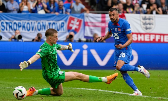 Tiền đạo Ivan Schranz (26) ghi bàn hạ thủ môn Jordan Pickford trong trận Anh thắng Slovakia 2-1 ở  vòng 1/8 Euro 2024 trên sân Gelsenkirchen, Đức, ngày 30/6. Ảnh: AP