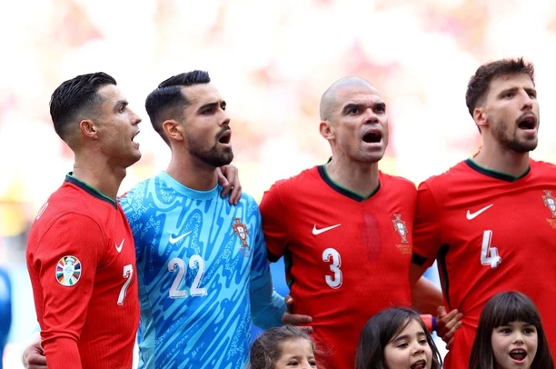 Ronaldo (trái) và Pepe (số 3) hát quốc ca trước một trận đấu ở Euro 2024. Ảnh: Reuters.