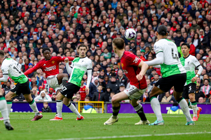 Kobbie Mainoo (áo đỏ, trái) cứa lòng, ghi bàn nâng tỷ số lên 2-1 cho Man Utd trong trận hòa Liverpool 2-2 ở vòng 32 Ngoại hạng Anh trên sân Old Trafford ngày 7/4. Ảnh: AFP