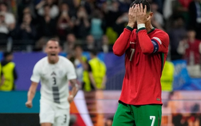 Ronaldo ôm mặt sau khi sút hỏng phạt đền trong trận Bồ Đào Nha - Slovenia ở vòng 1/8 Euro 2024 tối 1/7. Ảnh: AP