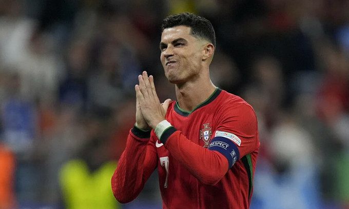 Ronaldo chắp tay xin lỗi người hâm mộ sau khi sút vào lượt đá luân lưu, trận Bồ Đào Nha gặp Slovenia trên sân Wald ở Frankfurt, Đức, vòng 1/8 Euro tối 1/7/2024. Ảnh: AP