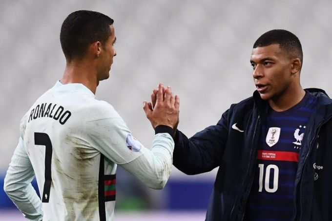 Ronaldo (trái) và Mbappe sau trận Bồ Đào Nha hòa Pháp 2-2 trên sân Puskas, thành phố Budapest, Hungary, bảng F Euro 2020 ngày 23/6/2021. Ảnh: PSG Talk