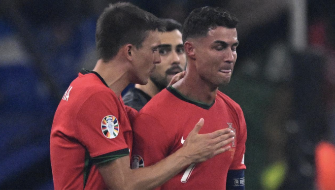 Joao Palhinha động viên Ronaldo sau khi sút hỏng phạt đền ở phút 105. Ảnh: EPA